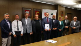 Czytaj więcej o: Podpisanie umowy na roboty budowlane w Ratułowie