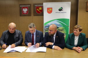 Podpisanie umowy na roboty budowlane w Ratułowie